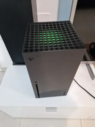 Xbox Series X 1TB SSD Negra con su mando.