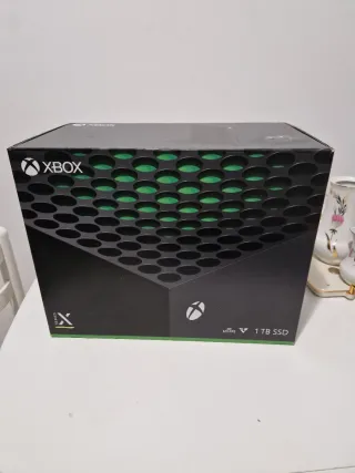 Xbox Series X 1TB SSD Negra con su mando.