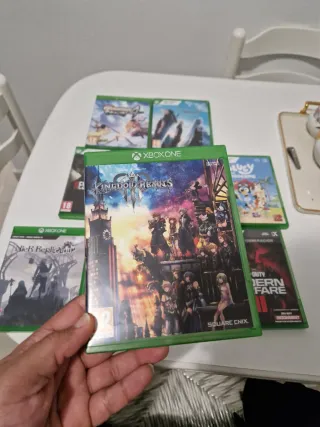 Xbox Series X 1TB SSD Negra con su mando.