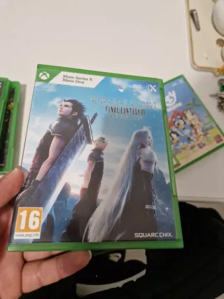 Xbox Series X 1TB SSD Negra con su mando.