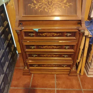 Mueble clásico de madera y cristal
