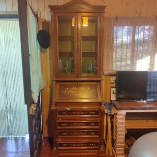 Mueble clásico de madera y cristal