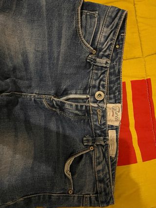 Vaqueros pitillo rotos tiro bajo