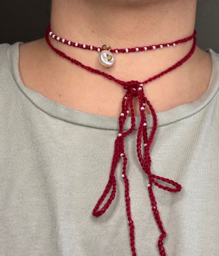 Collana choker uncinetto con charm cuore