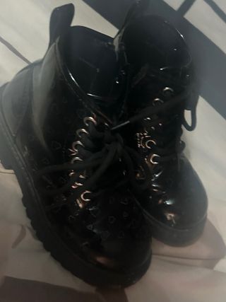 Botas charol negras con corazones T28