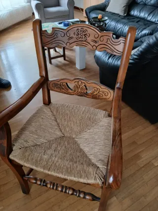 Sillón de madera tallada y asiento de yute