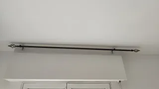 Barra de cortina negra de metal