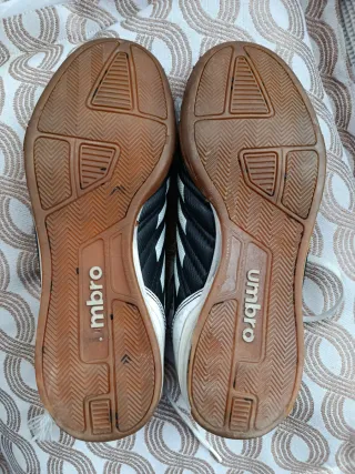 Zapatillas Umbro Negras y Blancas