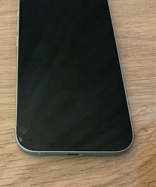 iPhone 15 Verde - Pantalla Rota