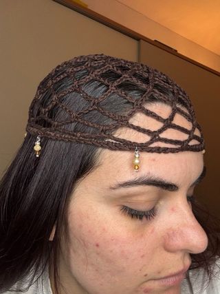 Cappello a rete marrone uncinetto con charm
