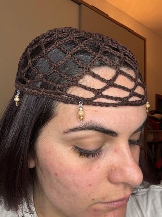 Cappello a rete marrone uncinetto con charm