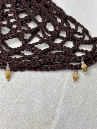 Cappello a rete marrone uncinetto con charm