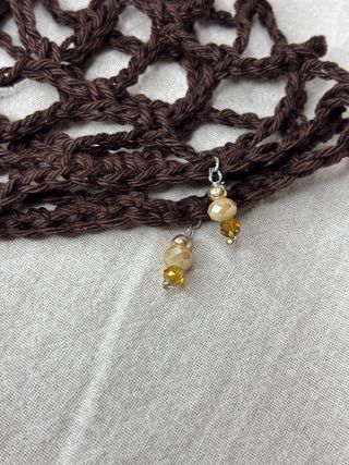 Cappello a rete marrone uncinetto con charm