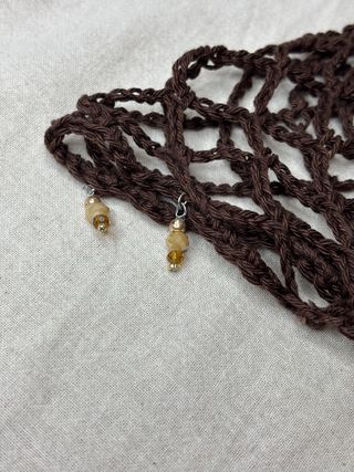 Cappello a rete marrone uncinetto con charm