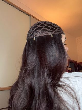 Cappello a rete marrone uncinetto con charm