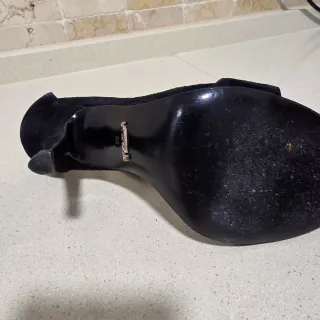 Zapatos de tacón fiesta negros y dorados