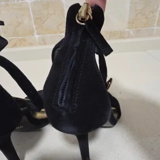 Zapatos de tacón fiesta negros y dorados