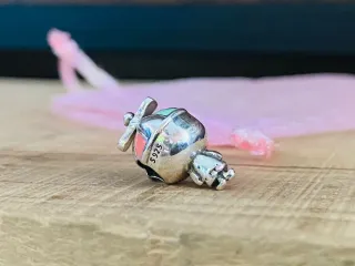 Charm | Niño con gorra de colores