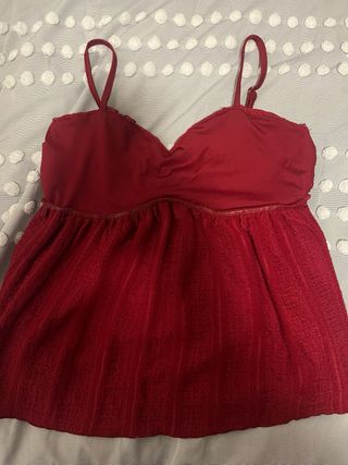 Top granate de mujer con tirantes ajustables.