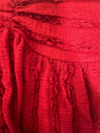 Top granate de mujer con tirantes ajustables.