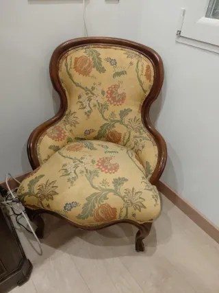 2 Butacas de madera y tela floral 40€ cada una.