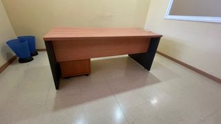 Scrivania con cassettiera
