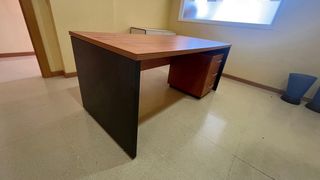 Scrivania con cassettiera