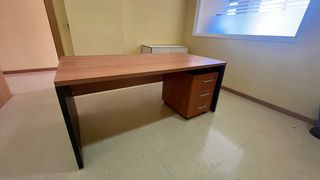 Scrivania con cassettiera