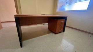 Scrivania con cassettiera
