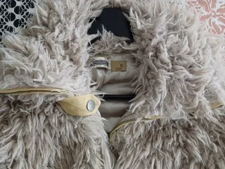 Chaqueta peluda beige y amarilla