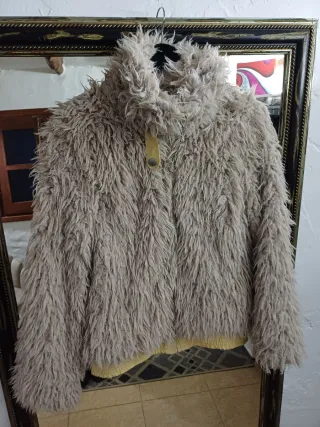 Chaqueta peluda beige y amarilla