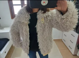 Chaqueta peluda beige y amarilla