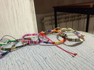 Pulseras tejidas multicolor