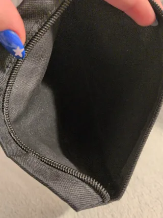 Neceser negro con estampado de bigote