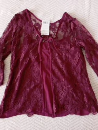 Blusa encaje Mango burdeos