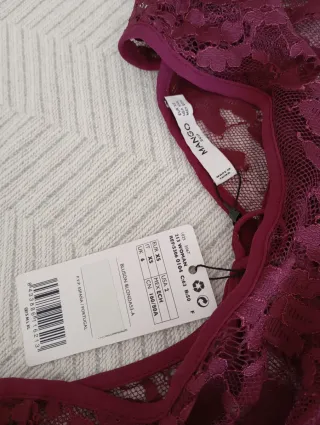 Blusa encaje Mango burdeos