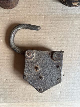 Lotto 2 antichi lucchetti