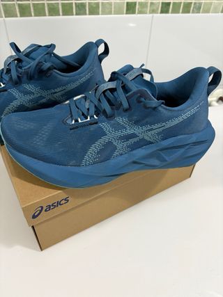 Asics Novablast 5 Azul talla 42,5 (27 cm)