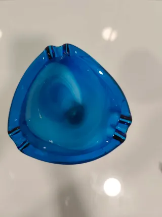 Jarrón de cristal azul con flor amarilla