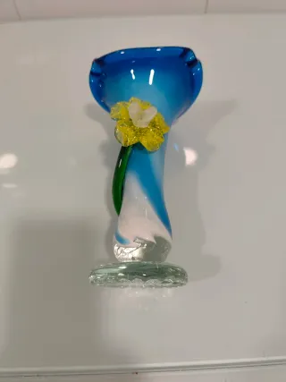 Jarrón de cristal azul con flor amarilla