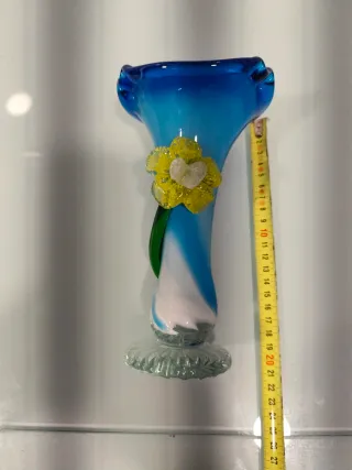 Jarrón de cristal azul con flor amarilla