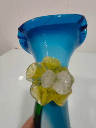 Jarrón de cristal azul con flor amarilla