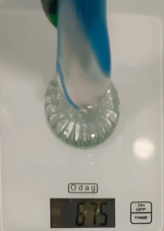 Jarrón de cristal azul con flor amarilla