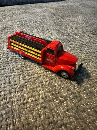 Camioncino di Distribuzione Coca-Cola con Bottiglie