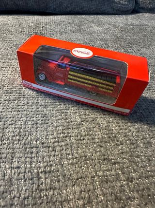 Camioncino di Distribuzione Coca-Cola con Bottiglie