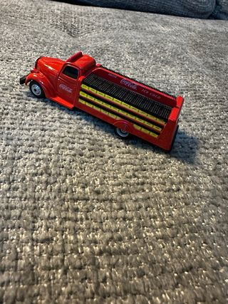 Camioncino di Distribuzione Coca-Cola con Bottiglie