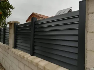 Valla y puerta corredera metálica