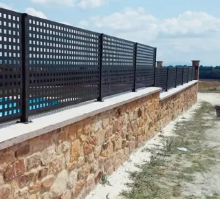 Valla y puerta corredera metálica