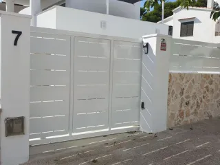 Valla y puerta corredera metálica