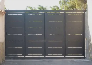 Valla y puerta corredera metálica